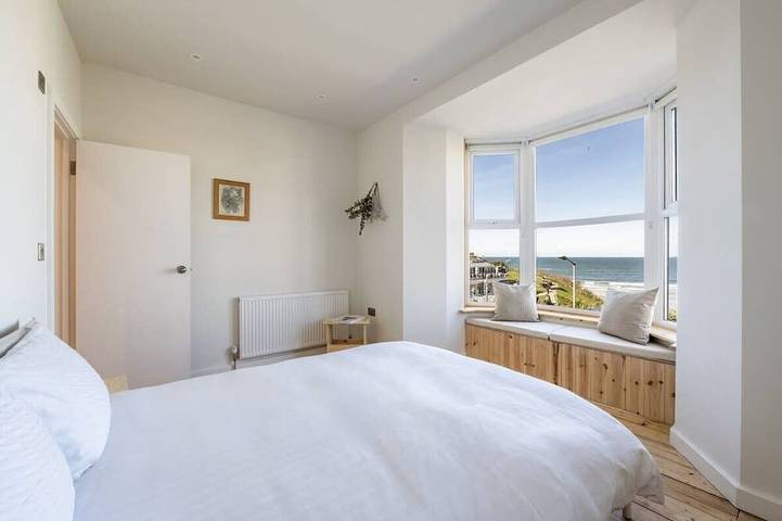 Spacious House, Sea Views Opposite Beach in Newquay, Cornualles