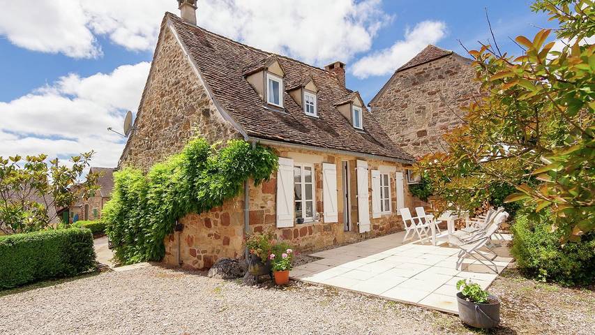 Gîte pour 4 personnes, avec terrasse ainsi que jardin et piscine à Badefols-d'Ans