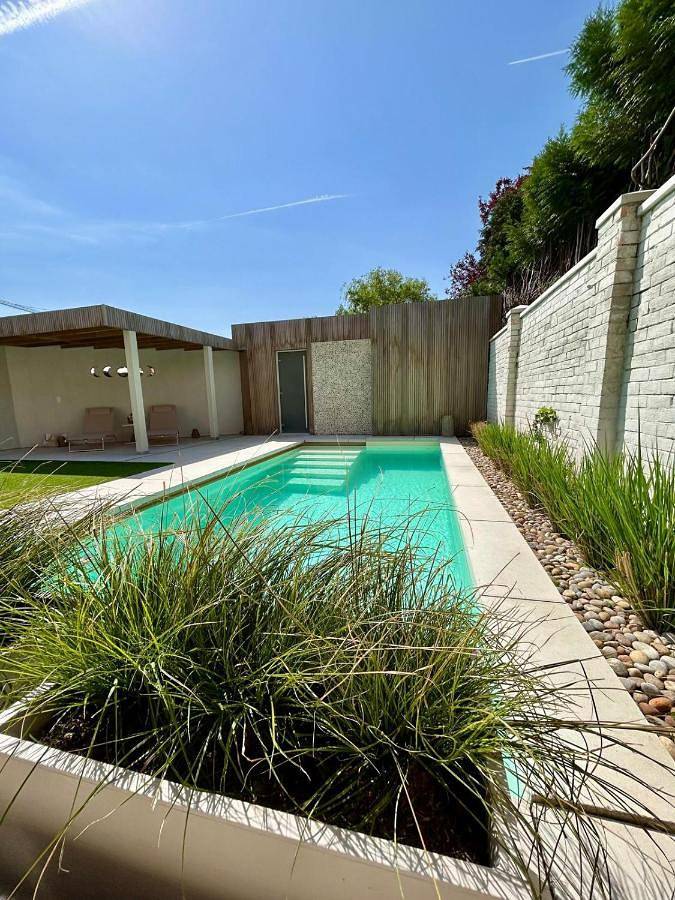 B&b voor 2 personen, with Terras and Tuin as well as Zwembad and Uitzicht in Tongeren