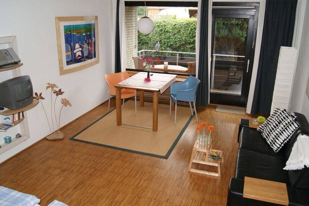 Ganze Wohnung, Ferienwohnung in Strandnähe mit Ostseeblick in Kieler Förde, Strande