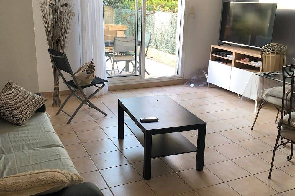 Entire apartment, T2 apartment in residence with swimming pool and tennis court in Sausset-les-Pins, Istres region
