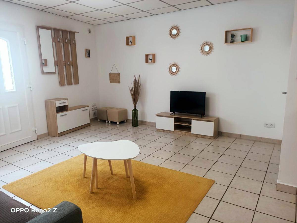 Appartement entier, One-Bedroom Apartment in Saint-Laurent-de-la-Salanque, Côte d'Améthyste