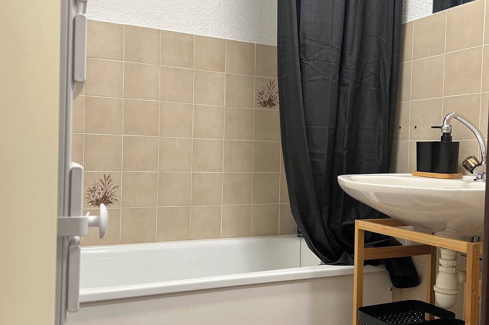 Apartamento entero, 4-person studio with mountain view. Pets welcome. in Lélex, Parc naturel régional du Haut-Jura