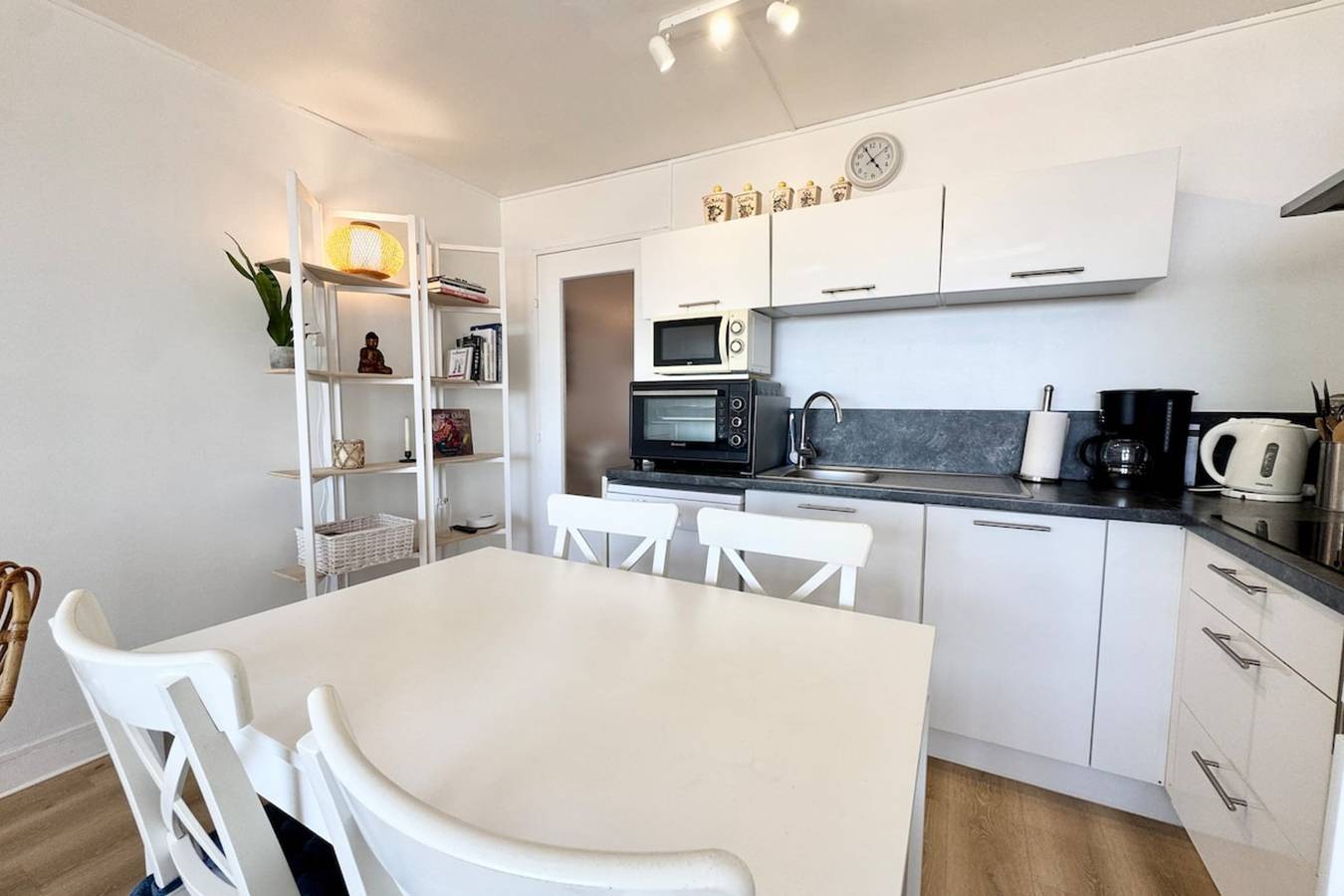 Entire apartment, Vue mer 180° - Charmant T3 - Coup de coeur garanti in Plage de Port Fontaine-Lomener, Ploemeur