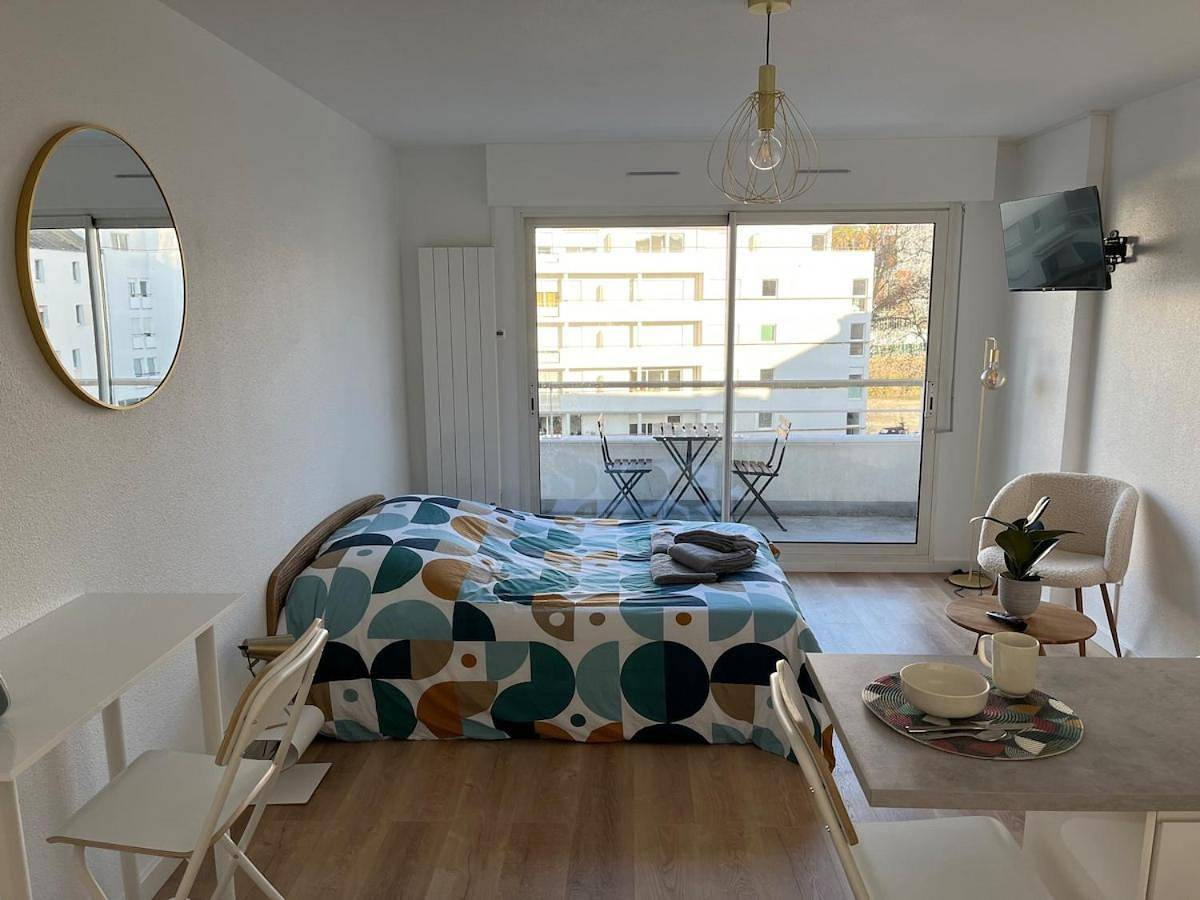 Appartement entier, Joli studio cozy, balcon, Cité des Congrès, Gare Sud in Nantes, Région de Nantes