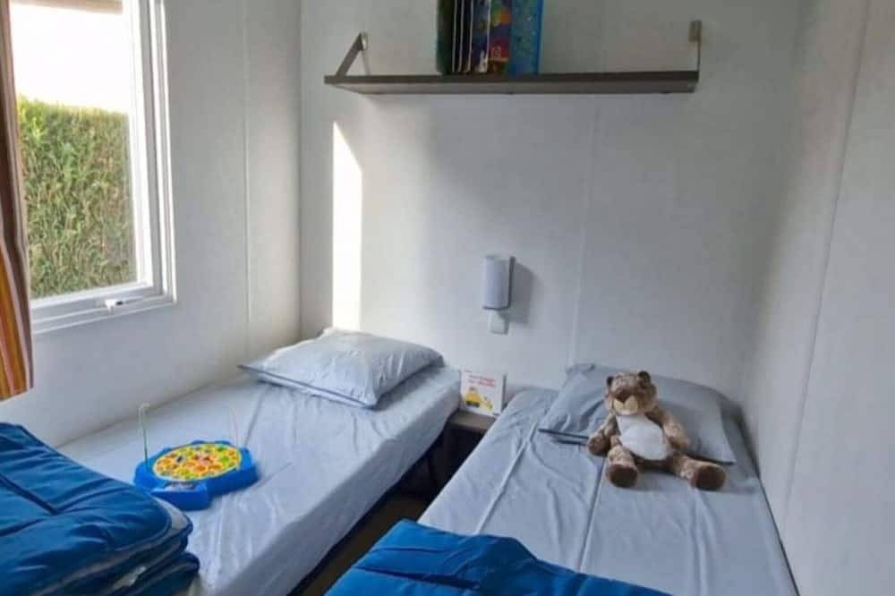 Mobile home with terrace in Saint-Geniez-d'Olt, sleeps 6 in Saint-Geniez-d'Olt-et-d'Aubrac, Parc naturel régional de l'Aubrac