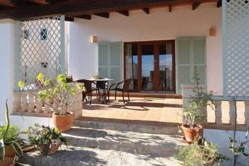 Finca für 4 Personen, mit Terrasse und Garten in Cala Llombards