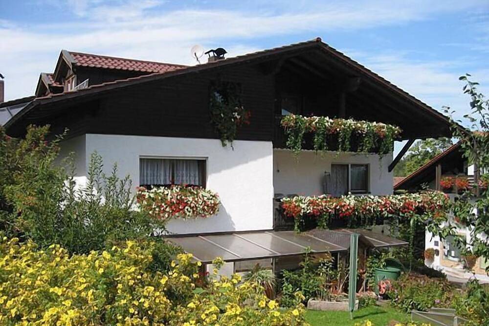 Ganze Wohnung, Gemütliche Ferienwohnung Schloßberg (37qm) mit Balkon und kostenlosem Wlan in Kollnburg, Ostbayern