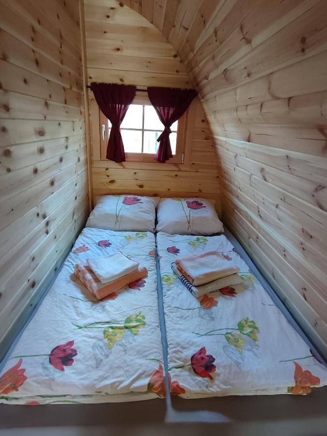 Minihotel "Hobbit Town" am See an der Mecklenburger Seenplatte, Schlaffass in Himmelpfort, Ruppiner Seenland