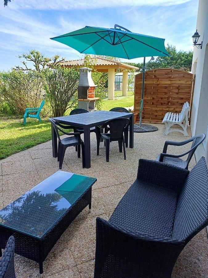 Location de vacances pour 5 personnes, avec jacuzzi ainsi que piscine et jardin, adapté aux familles à Marans - 4
