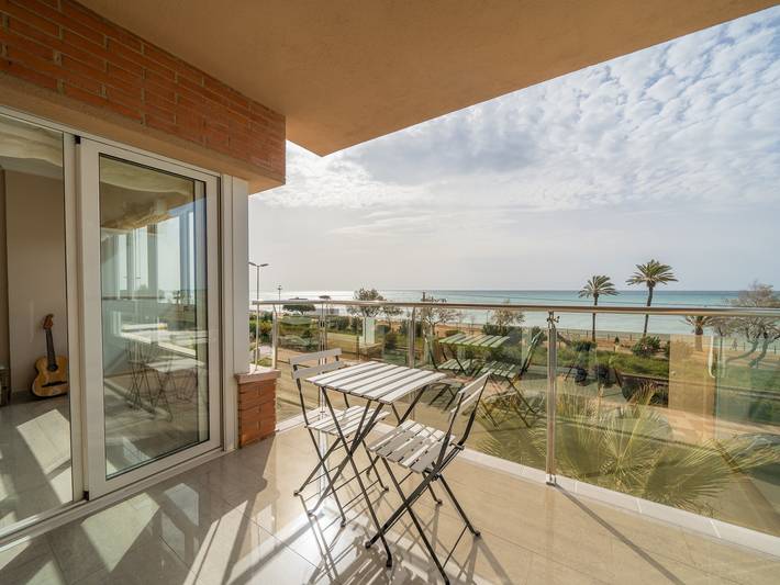 Apartamento entero, Apartamento frente al mar con Wi-Fi, aire acondicionado y parking en Pineda de Mar in Pineda de Mar, Costa del Maresme