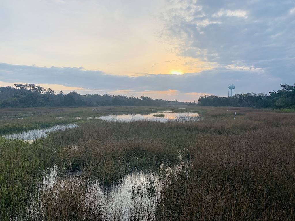 Marsh-View Oasis: 2-Min Easy Walk to Beach,Covered Decks, Outdoor Shower in Brunswick County