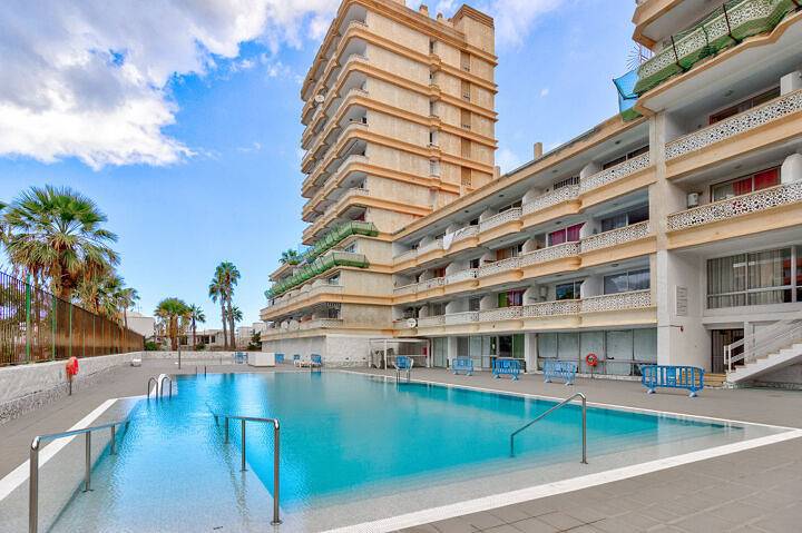 Charming Villa with Pool & Balcony, 1.5km to Beach in Playa de las Américas, Arona