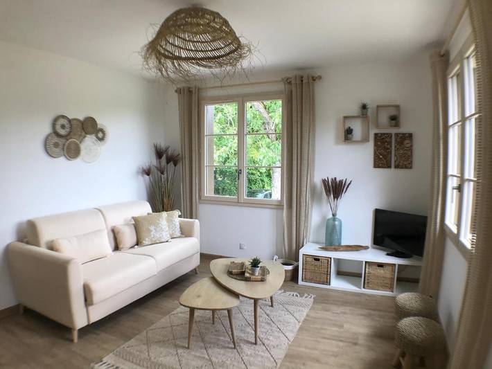 Location de vacances pour 5 personnes, avec jardin ainsi que vue et piscine à Bouniagues