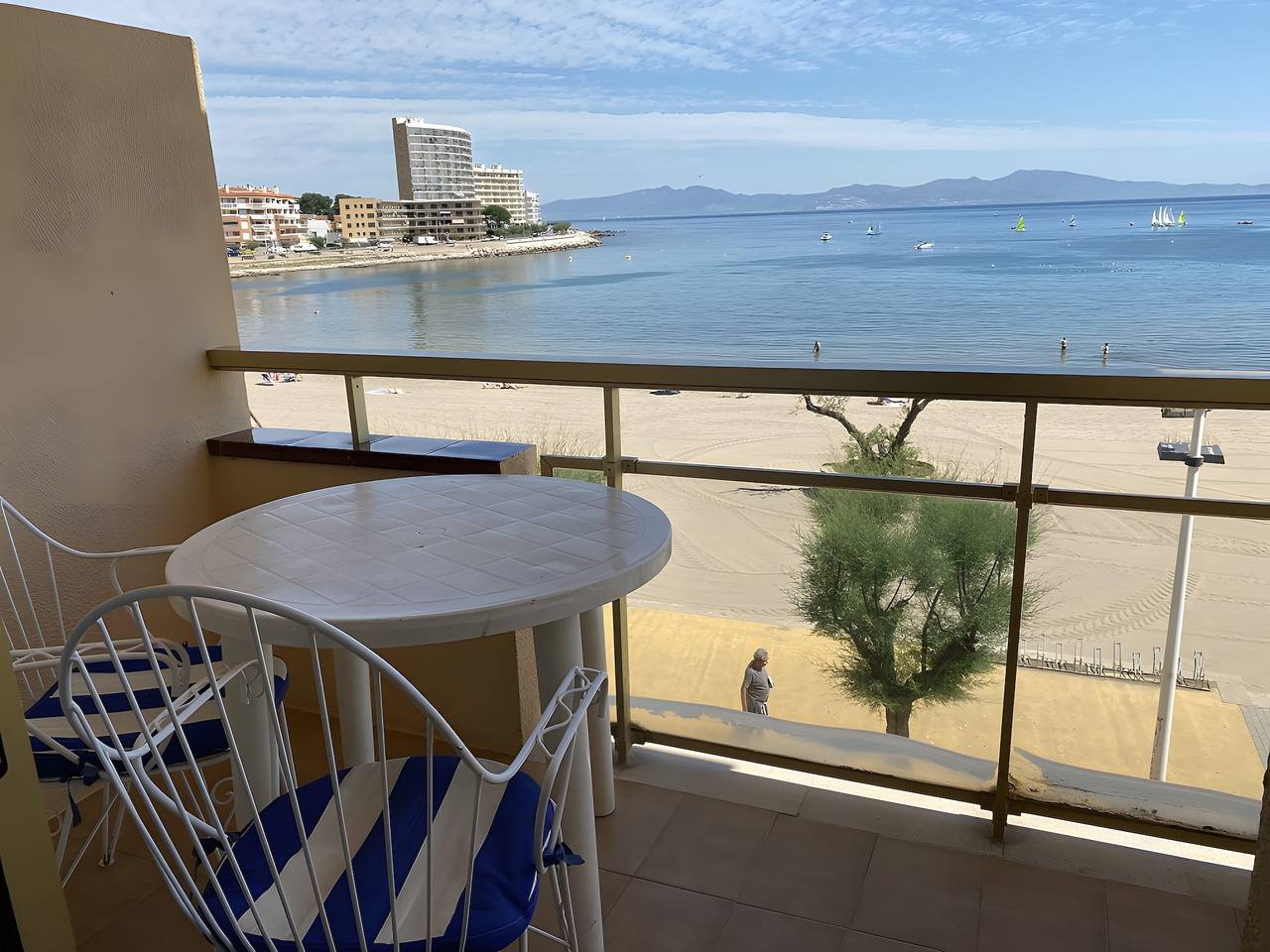 Apartamento entero, Apartamento 'Platja Mar 2' con vistas al mar y balcón in La Escala, Alt Empordà