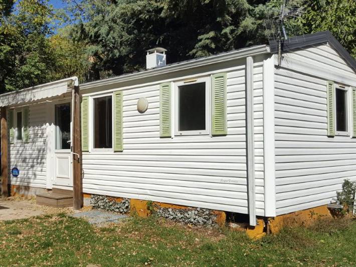 Mobil home pour 4 personnes, avec terrasse et piscine à Estavar
