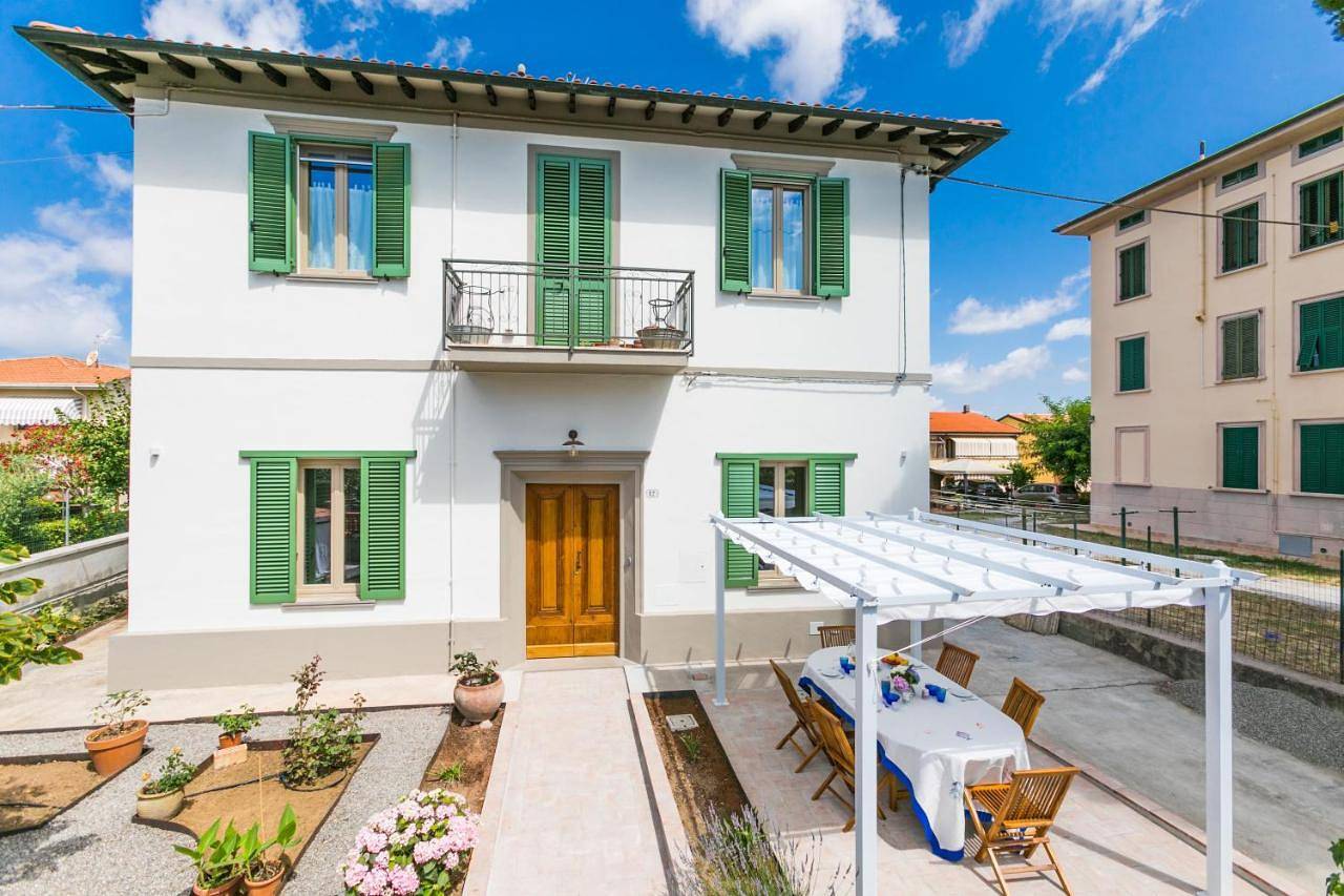 Double Room with Private Bathroom in Cecina, Côte des Étrusques