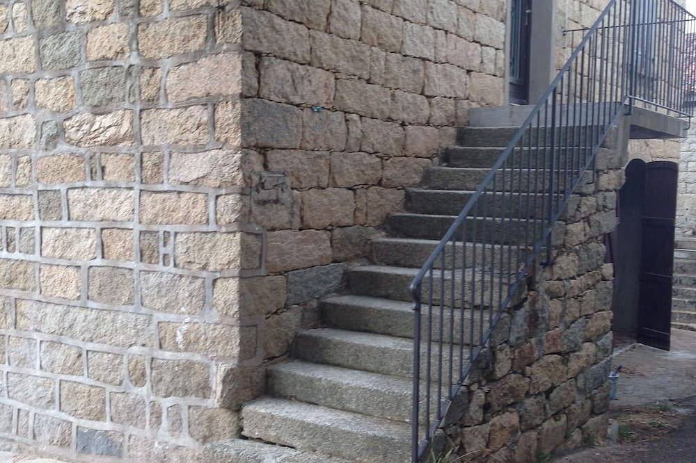 Appartement entier, F3 dans maison typique du village de Monaccia proche de la mer in Roccapina, Monacia-d'Aullène