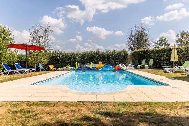Gîte Les Hortensias avec piscine partagée, terrasse privée et Wi-Fi in Monteaux, Région de Blois