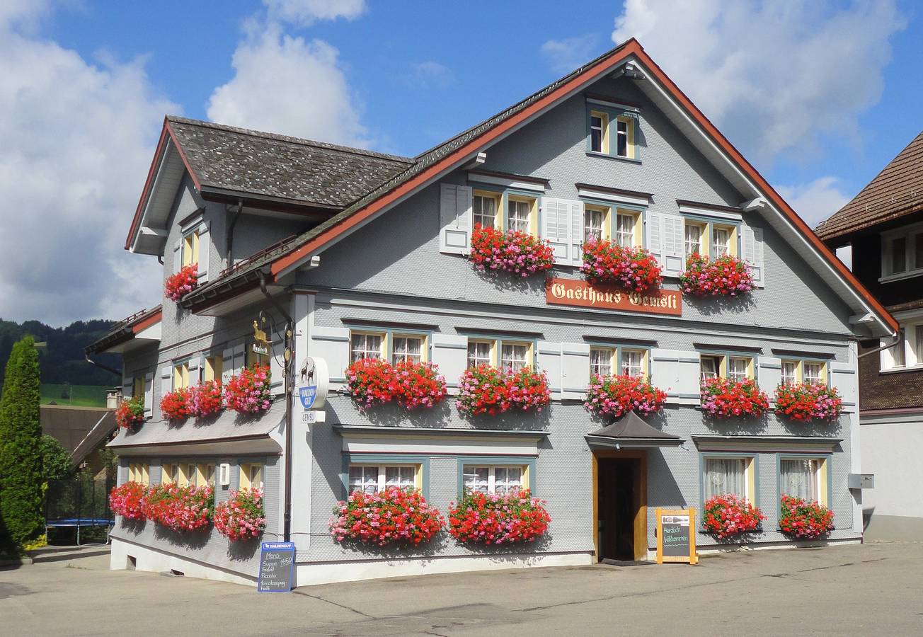 Gasthaus Gemsli - Doppelzimmer mit Zustellbett in Neu St. Johann, Nesslau