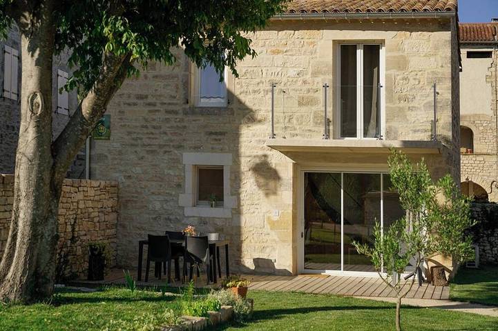 Location de vacances pour 4 personnes, avec Jacuzzi et Terrasse ainsi que Jardin et Piscine à Saint-Privat-de-Champclos