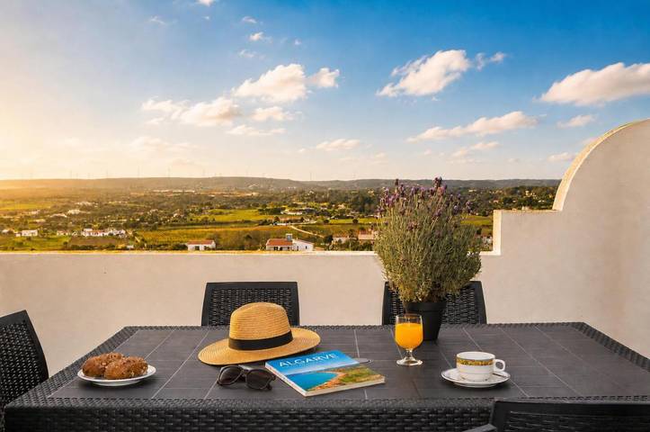 Villa for 6 people, with Balcony and Terrace as well as View in Praia da Luz