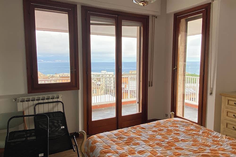 Ganze Wohnung, Comfortable and spacious penthouse with terrace overlooking the sea in the historic center  in Arenzano, Riviera di Ponente