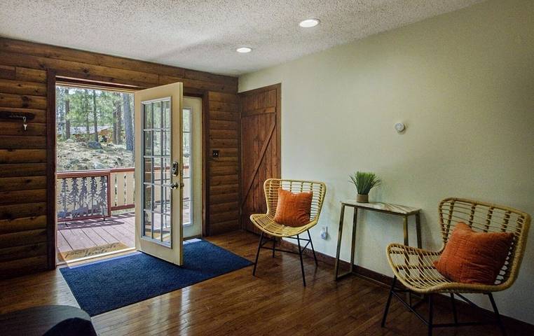 Vacation rental for 12 people, with hot tub and yard in Custer State Park