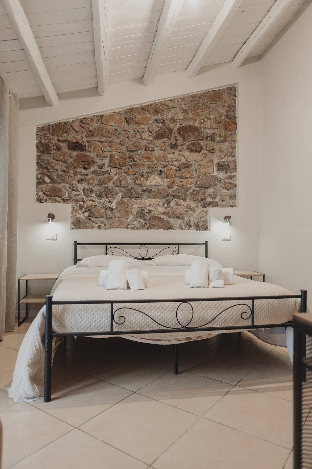 Golden Sun Room with Wi-Fi and Air Conditioning in Cefalù, Cefalù (Municipality)