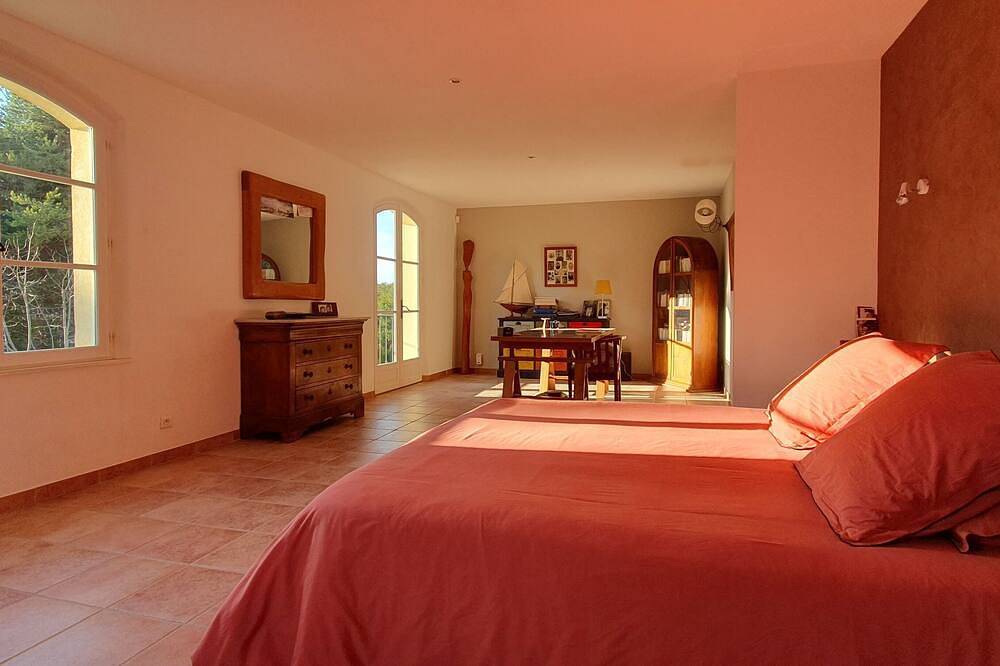 Elegant bastide with swimming pool for rent in a private estate in Haut-Var in Tourtour, Draguignan region