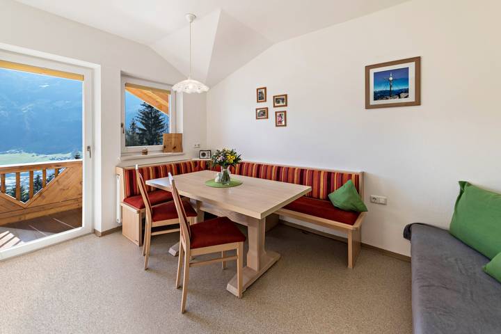 Ganze Wohnung, "Ferienwohnung Jakob" In der Nähe der Skigebiete Penken & Ahorn mit Bergblick in Tuxer Alpen, Schwendau