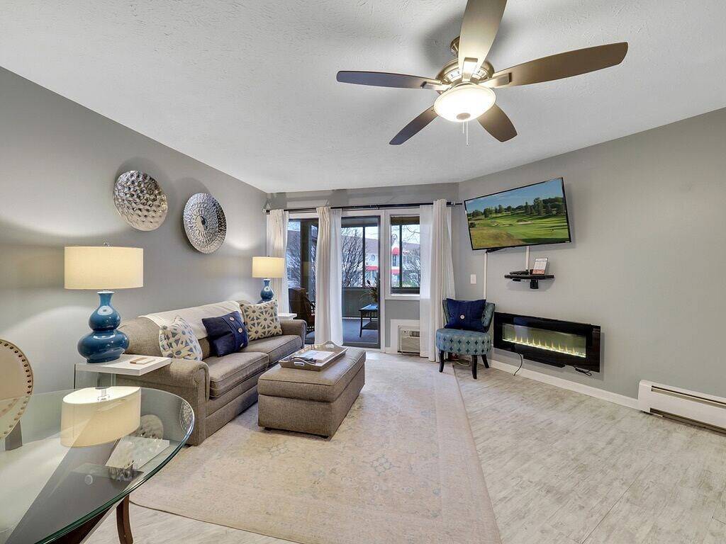 Ganze Wohnung, Downtown Charlevoix | Indoor/Outdoor Pool | Remodeled in Charlevoix, Charlevoix County