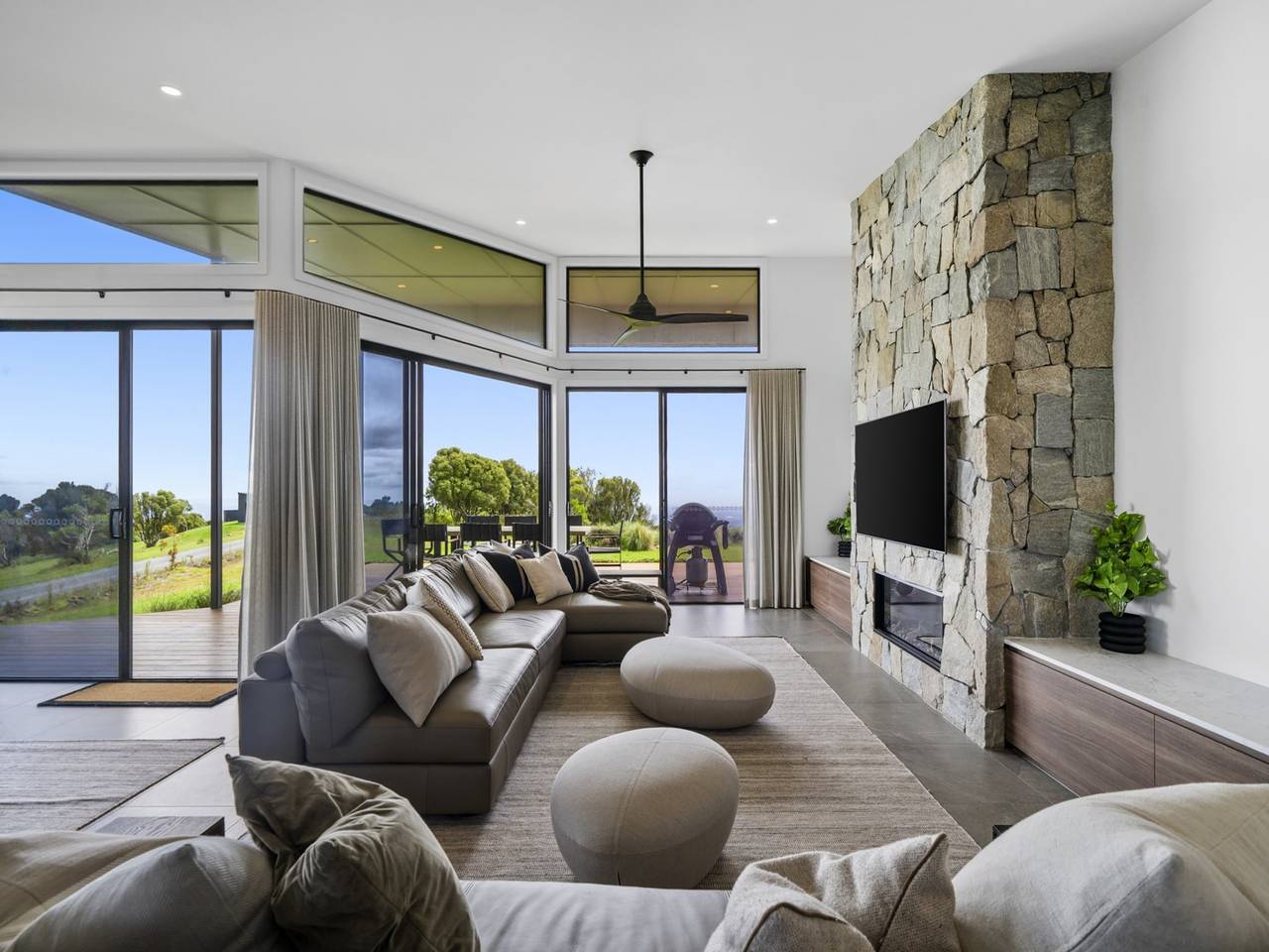 Entire apartment, Scenic House with Private Yard & Bbq Area in Gold Coast City