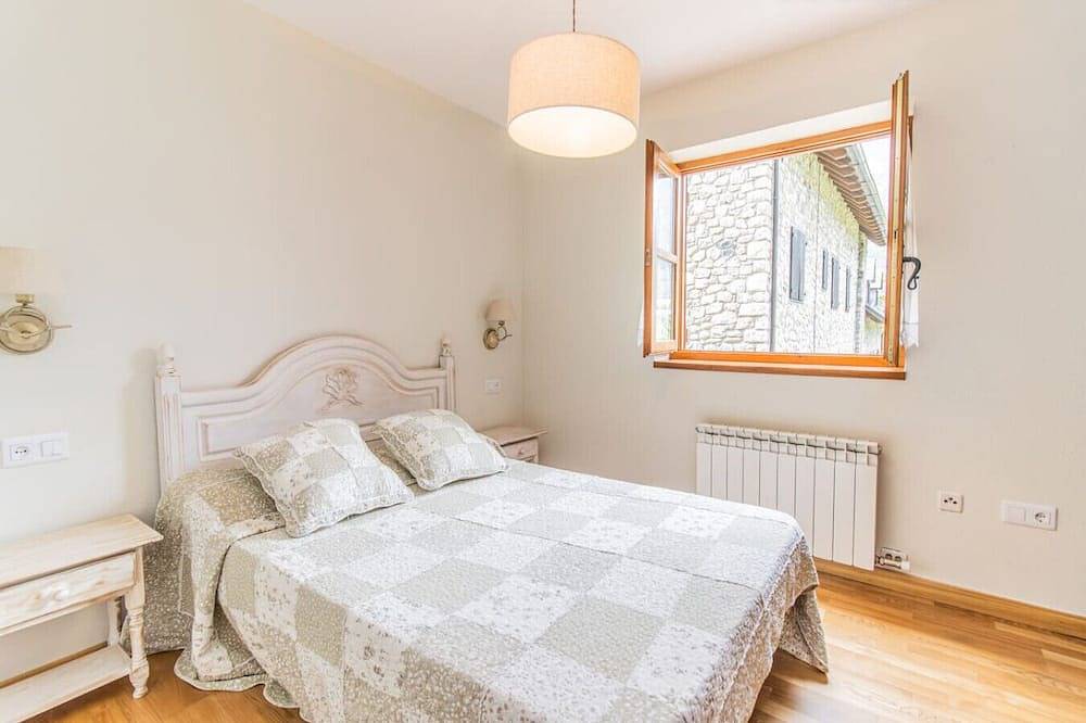 Ganze Wohnung, Charming Pyrenean Flat with Terrace, Views & Pool in Cerler, Benasque