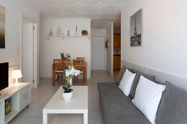 Apartamento entero, Apartamento vacacional cerca de la playa con piscina, Wi-Fi, jardín y terraza in Els Pins Blanes, Blanes