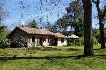 Gîte pour 5 personnes, avec jardin ainsi que piscine et terrasse à Lesperon