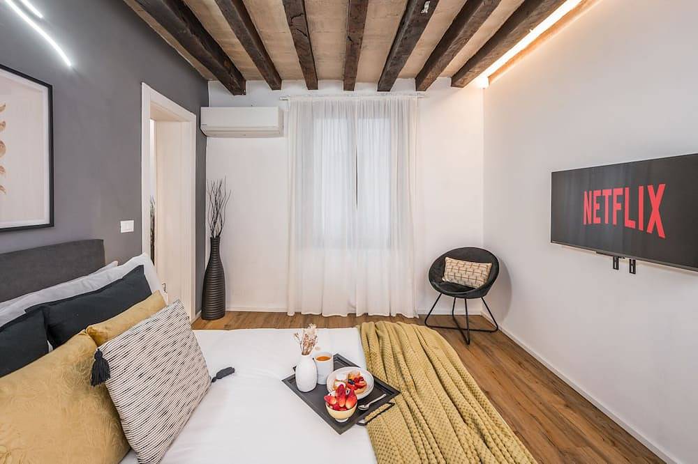 Entire apartment, [Design & History Downtown] Hello Beautiful in Modena, Modena Province