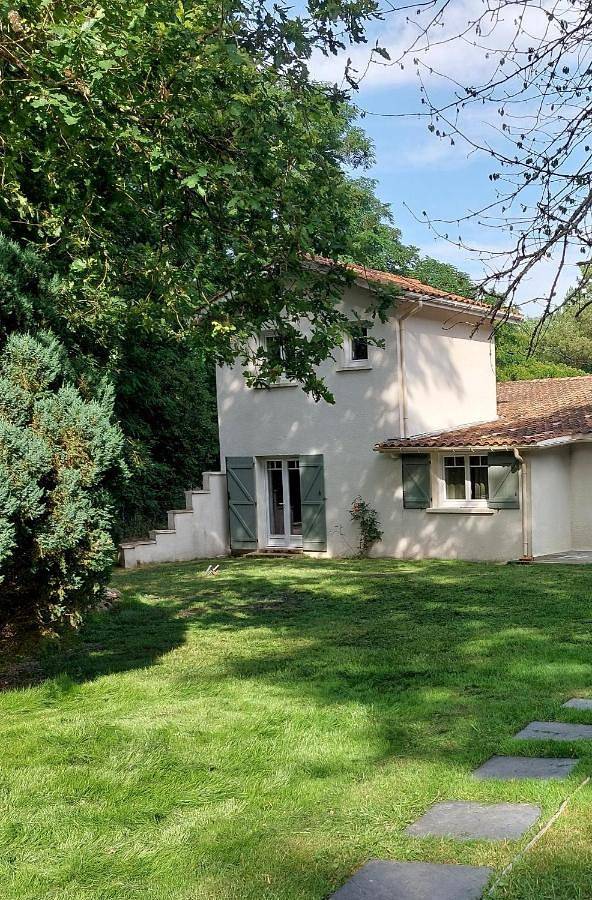 Location de vacances pour 10 personnes, avec vue ainsi que jardin et piscine à Queyrac - 2