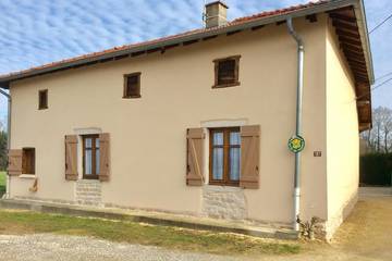 Gîte pour 5 personnes, avec jardin dans Grièges