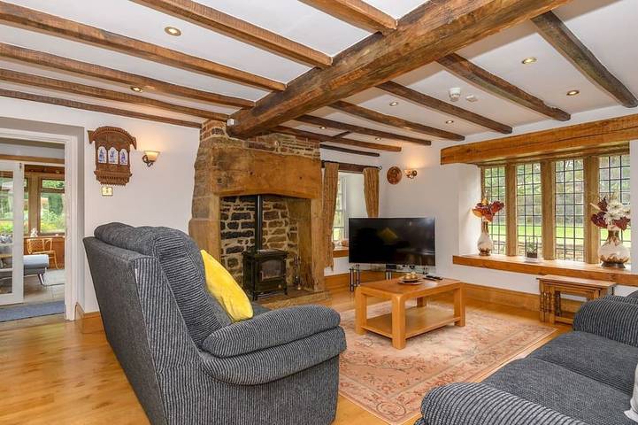 Glamping for 12 people, with garden in Leeds