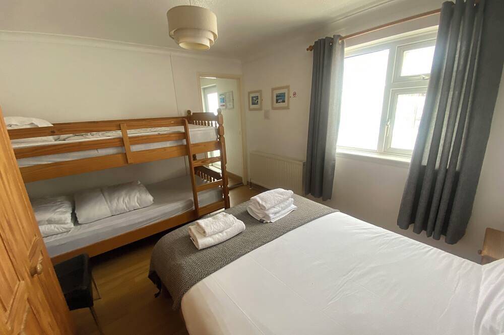 Europa Court -- Mawgan Porth Bungalow --Beach Location,  Swimming pool/  Tennis in Mawgan Porth, Cornwall