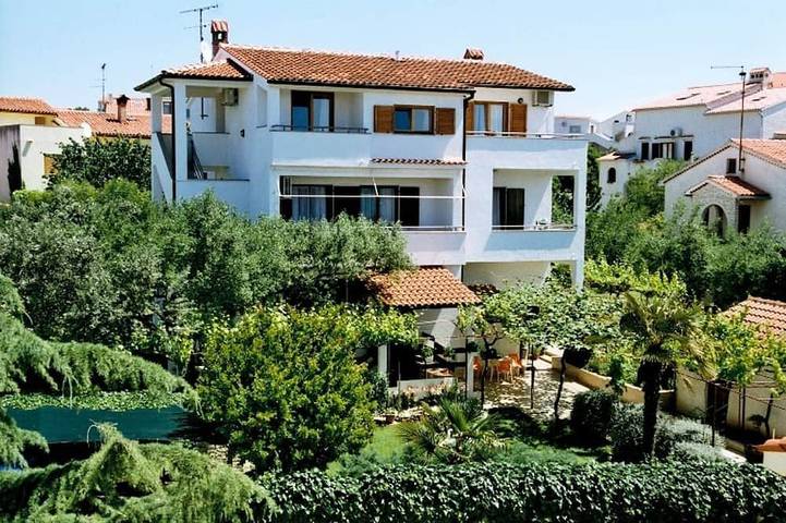 Entire apartment, Air-conditioned apartment 250 m from the beach with private boat mooring in Medulin City, Medulin
