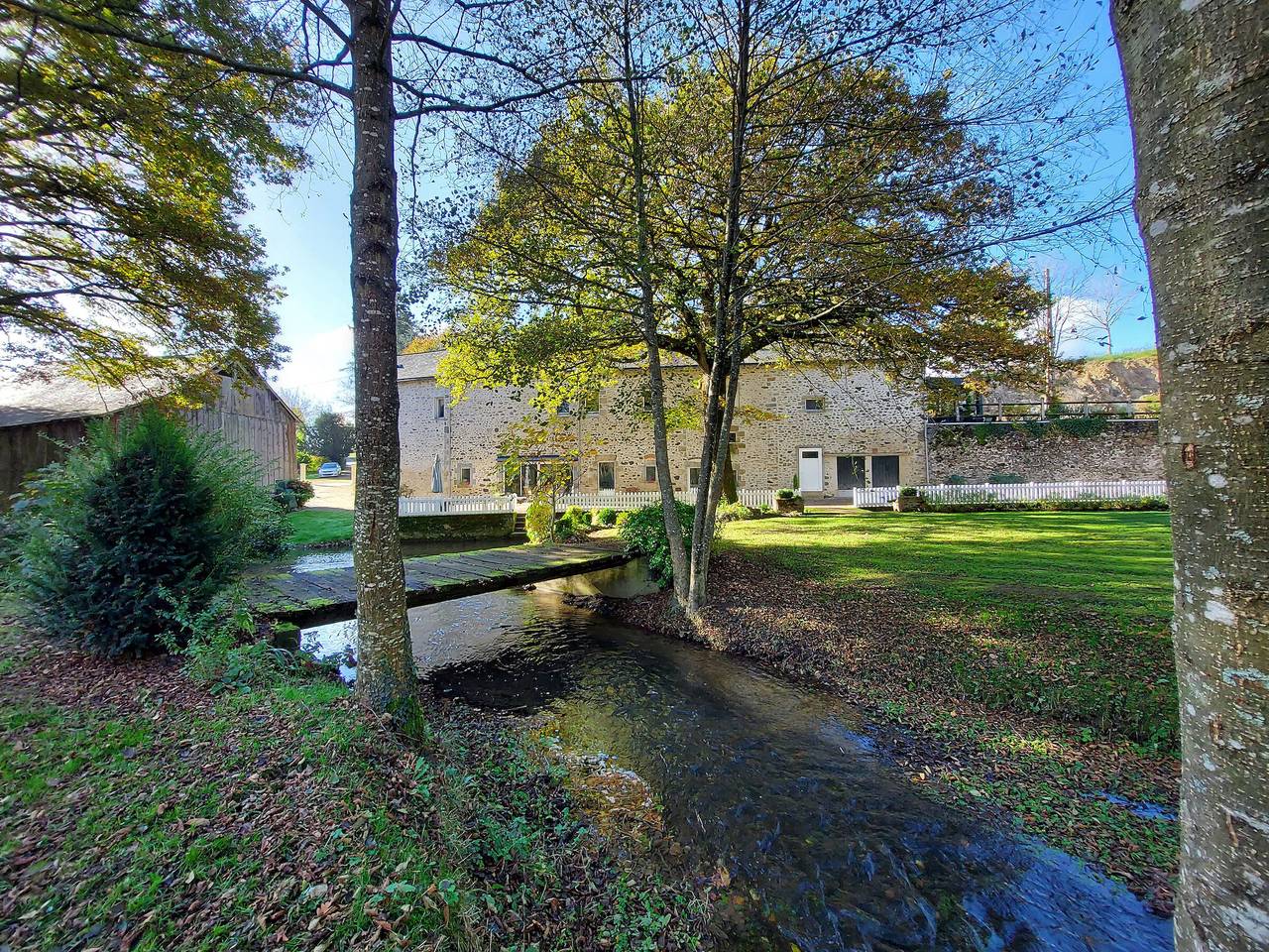 Grande maison avec étang privé, pêche, proche de Sainte-Suzanne - Accueil jusqu'à 8 personnes in Voutré, Mayenne