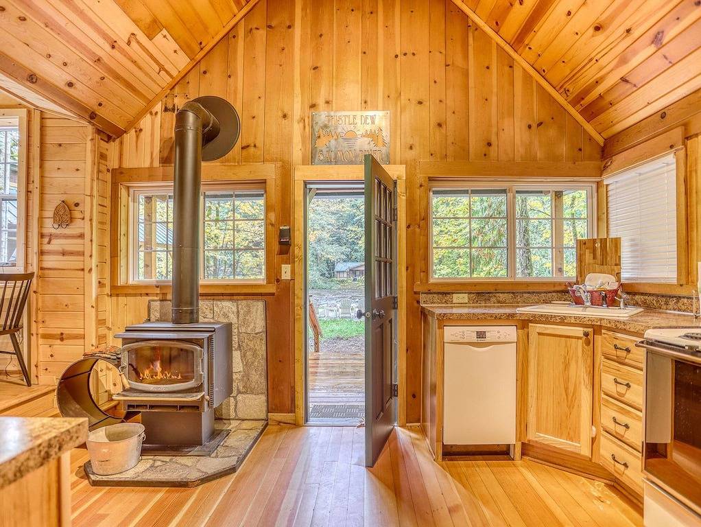 Thistle Dew: Salmon River romantic retreat, deck, hot tub and Wood Stove in Welches, Mount Hood