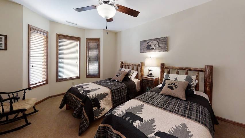 Vacation rental for 8 people, with hot tub and yard as well as pool and sauna in Blowing Rock