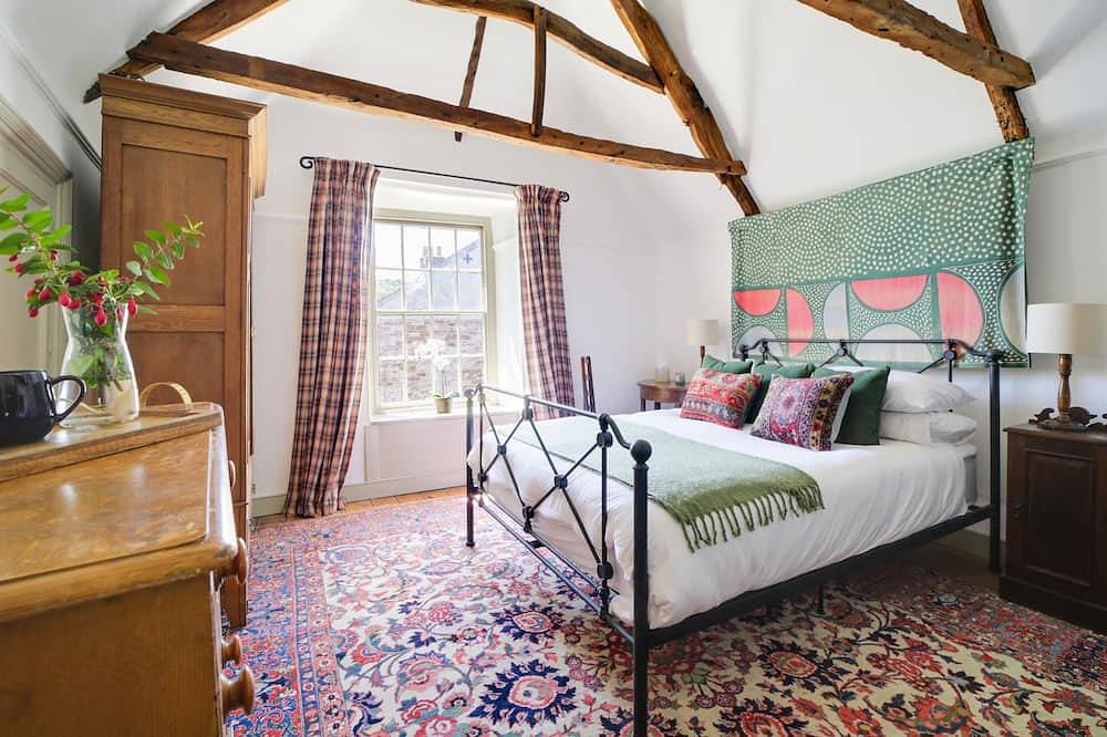 Towerhill-a stunning 15th century property in Bodmin, newly renovated, sleeps 10 in Bodmin, Cornwall