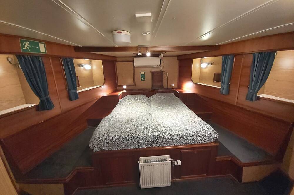 A vacation stay aboard a seagoing vessel, in the heart of Rotterdam, in Rotterdam, Südholland