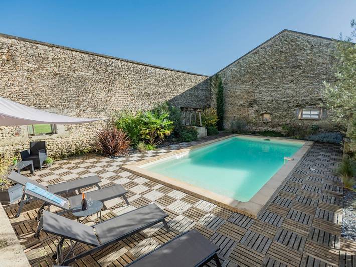 Location de vacances pour 10 personnes, avec Terrasse et Piscine à Champagne-et-Fontaine