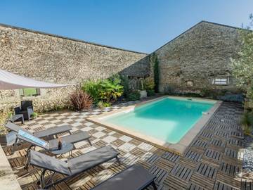 Location de vacances pour 10 personnes, avec terrasse et piscine à Champagne-et-Fontaine