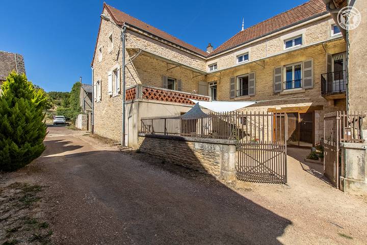 Gîte pour 6 personnes, avec Jacuzzi ainsi que Terrasse et Jardin dans Jugy